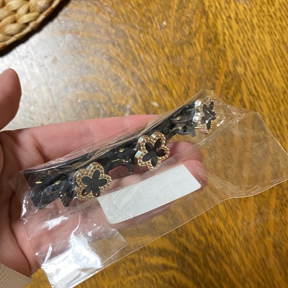 Elegant Black and Gold Hair Clip